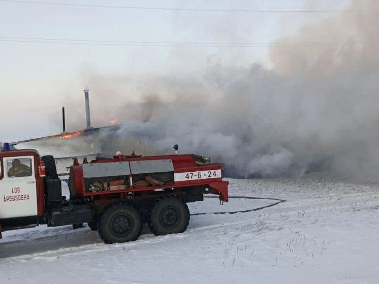 Пожилая пара пострадала на крупном пожаре в Алтайском крае