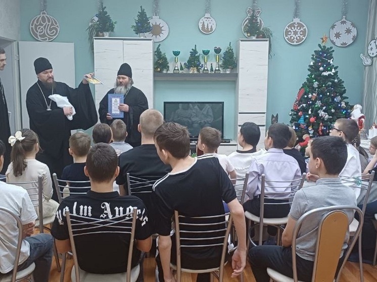 На Рождество воспитанников детдома в НАО посетили священники