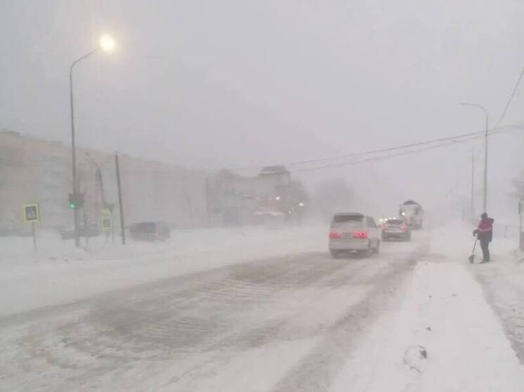 На Сахалине более 130 единиц техники расчищают дороги после мощного циклона