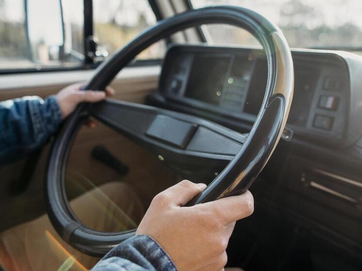 Барсетку с «травматом» утащили из кабины КАМАЗа в Иванове