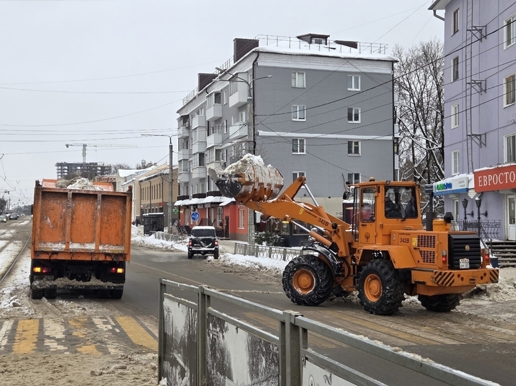 Коммунальные службы Смоленска продолжают уборку города