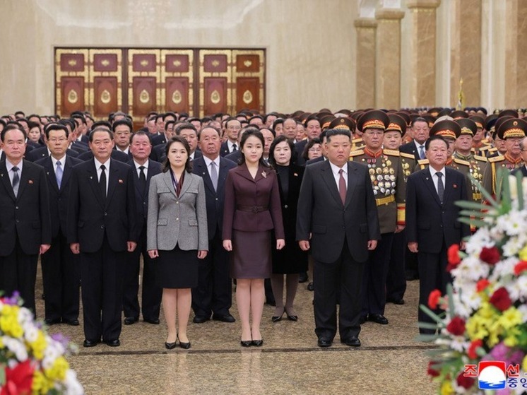 Весь народ страны, встречающий полный надежд Новый год с уверенностью в себе и большой гордостью за то, что, крепко сплотившись вокруг ТПК, победоносно завершил историческую борьбу 2025 года за всестороннее развитие социалистического строительства, воздает высочайшие почести вечным вождям нашей партии, государства и народа, величайшим священным личностям революции – великому товарищу Ким Ир Сену и великому товарищу Ким Чен Иру