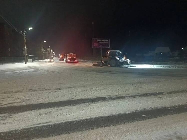 Коммунальщики всю ночь убирали Старую Руссу от снега