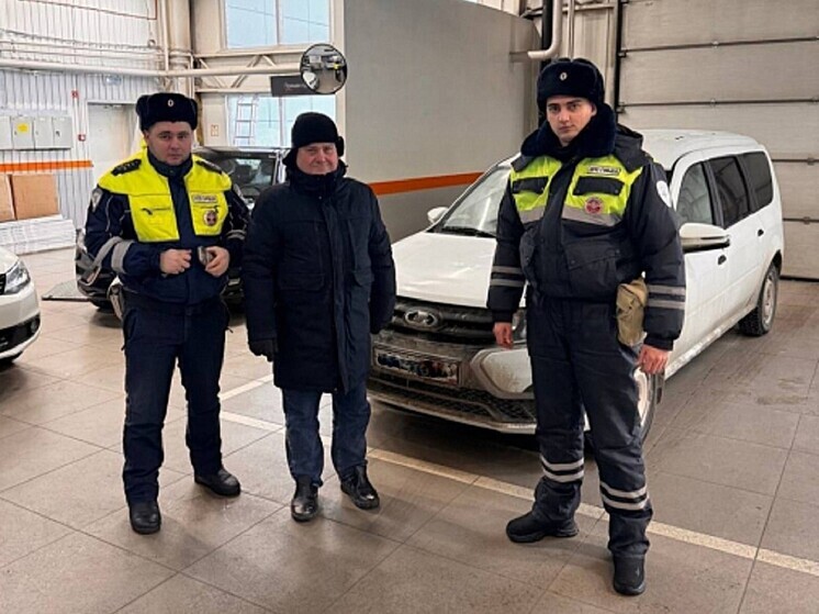 Свердловские полицейские помогли водителю на трассе в 40-градусный мороз