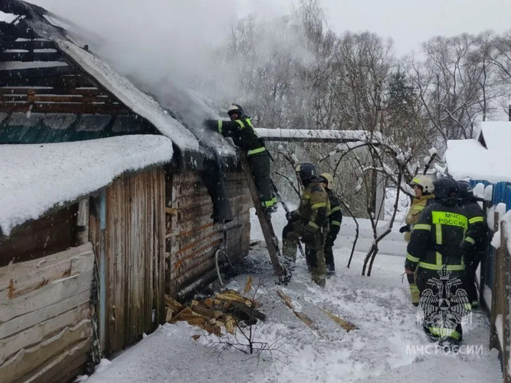 В Старой Руссе баня осталась без пола и потолка после пожара