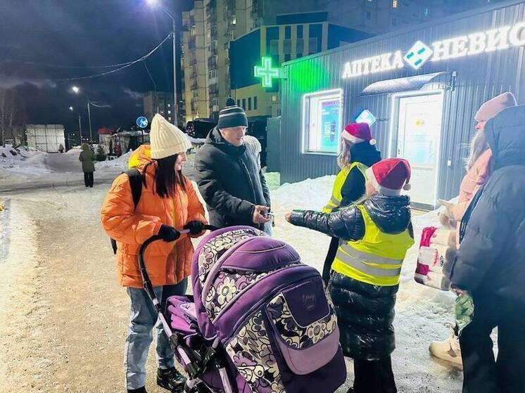 Юные инспекторы Снежногорска поздравили горожан с Новым годом и напоминают о ПДД