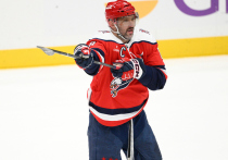 8 января 2026 года «Вашингтон Кэпиталз» проиграл «Даллас Старз» со счётом 1:4. Единственный гол хозяев на 58-й минуте забросил Александр Овечкин — 992-й в карьере в НХЛ (включая плей-офф), отставая от рекорда Гретцки на 24 шайбы. Это первое поражение «Вашингтона» в основном времени в сезоне в матче с голом Овечкина. В нынешнем сезоне у него 37 очков (18+19) в 44 играх.