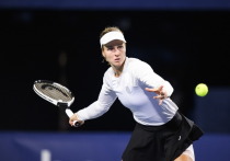 Людмила Самсонова вышла в четвертьфинал турнира WTA-500 в Брисбене, обыграв Александру Саснович (6:4, 6:4). Екатерина Александрова уступила Каролине Муховой (4:6, 5:7) и покинула соревнования. В парном разряде Ирина Хромачёва и Александра Панова проиграли сёстрам Киченок. Мирра Андреева, 9-я ракетка мира, победила Оливию Гадеки и сыграла с Линдой Носковой.