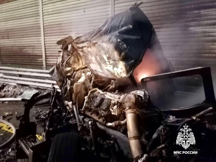 В Тверской области столкнулись две фуры, одна из них загорелась