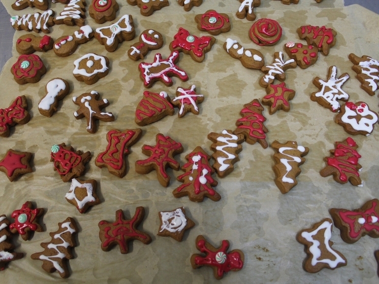 Осужденные колонии в Талагах освоили мезенскую роспись и выпечку козуль