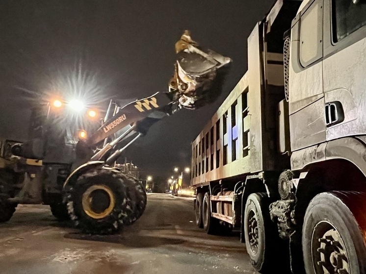 Как в Оренбурге круглосуточно расчищают город от снега