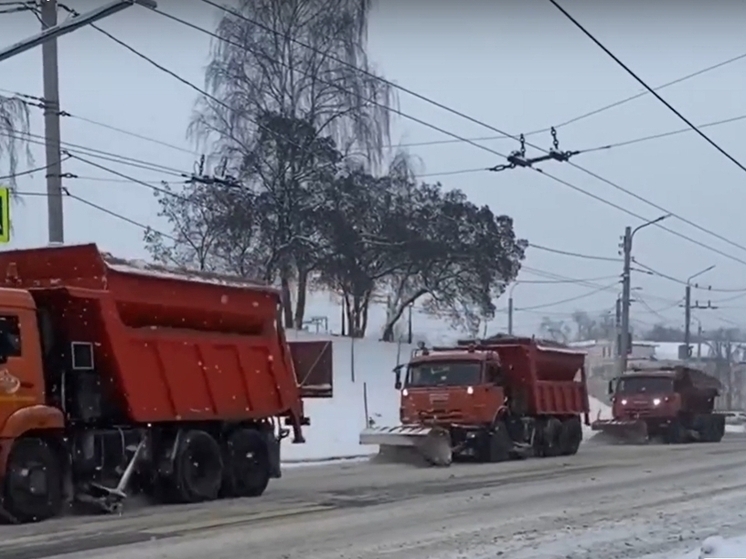 Сотрудники ЦУГД очищают Владимир после сильнейшего снегопада