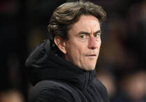 Главного тренера «Тоттенхэма» Томаса Франка раскритиковали болельщики после появления фотографий, на которых он держит кубок с эмблемой «Арсенала». Франк назвал инцидент случайностью, объяснив, что игроки «Арсенала» ранее находились в раздевалке на стадионе «Виталити» в Борнмуте, где «Тоттенхэм» проиграл и опустился на 14‑е место в Премьер-лиге. Тренер выразил недоумение по поводу повышенного внимания к эпизоду, подчеркнув его незначимость по сравнению с текущими спортивными задачами команды.