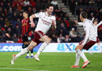 «Арсенал» укрепил лидерство в Премьер-лиге после ничьих «Манчестер Сити» (1:1 с «Брайтоном») и «Астон Виллы» (0:0 с «Кристал Пэлас»), сохранив пятиочковый отрыв. «Сити» не выигрывает третий матч подряд, усиливая сомнения в их титульных шансах. Победы «Ньюкасла» (4:3 над «Лидсом») и «Борнмута» (3:2 над «Тоттенхэмом»), где Антуан Семеньо забил решающий гол перед переходом в «Сити», стали ключевыми событиями тура.