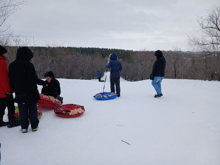 После закрытого в праздничный день единственного пункта проката на «Качкарке» люди массово переходят на опасное катание на тюбингах