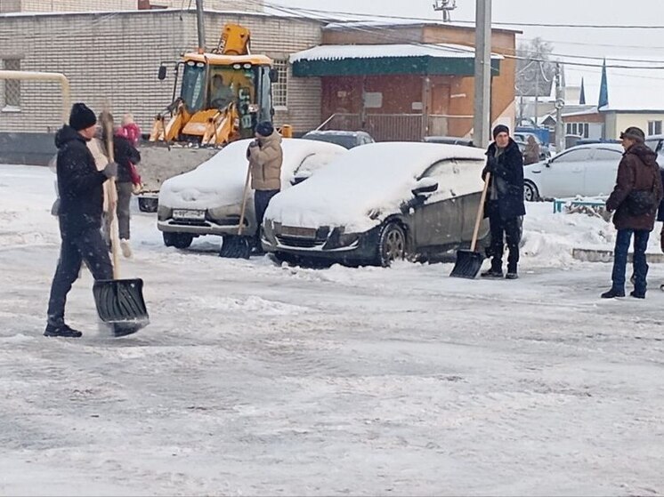 В Калининском районе жители домов помогают коммунальщикам убирать снег