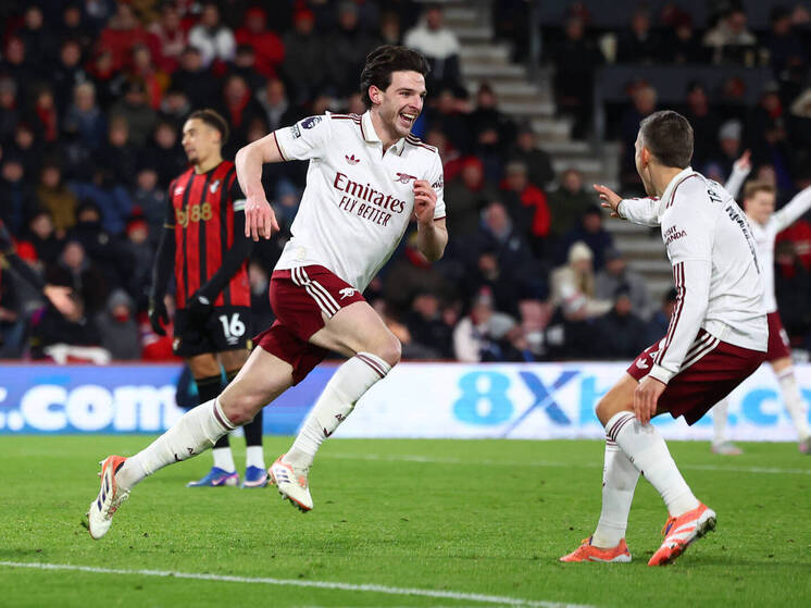 «Арсенал» укрепил лидерство в Премьер-лиге после ничьих «Манчестер Сити» (1:1 с «Брайтоном») и «Астон Виллы» (0:0 с «Кристал Пэлас»), сохранив пятиочковый отрыв. «Сити» не выигрывает третий матч подряд, усиливая сомнения в их титульных шансах. Победы «Ньюкасла» (4:3 над «Лидсом») и «Борнмута» (3:2 над «Тоттенхэмом»), где Антуан Семеньо забил решающий гол перед переходом в «Сити», стали ключевыми событиями тура.