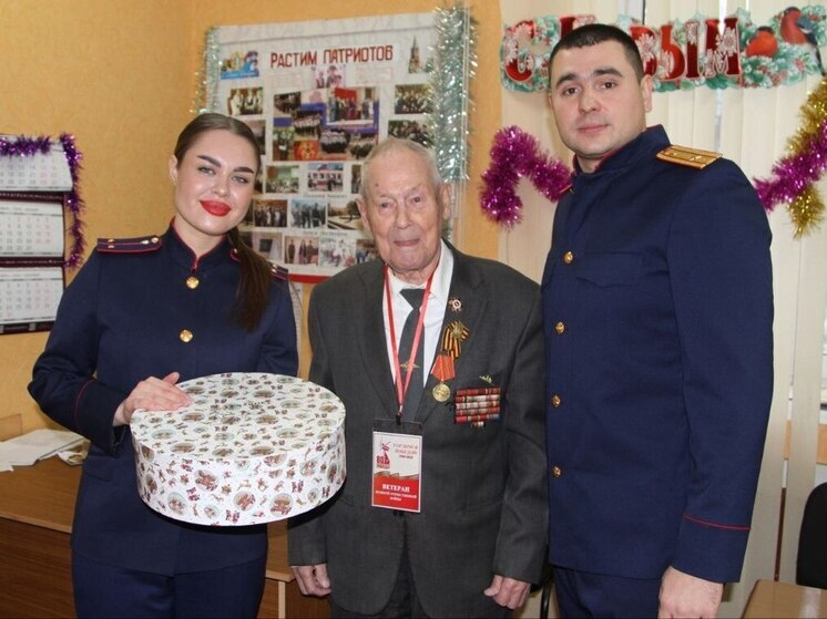 Офицеры СК поздравили рязанского ветерана Германа Грибакина с Новым годом