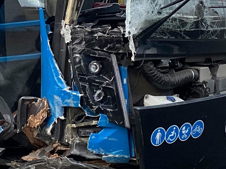 В Москве возле метро «ВДНХ» столкнулись автобус и трамвай