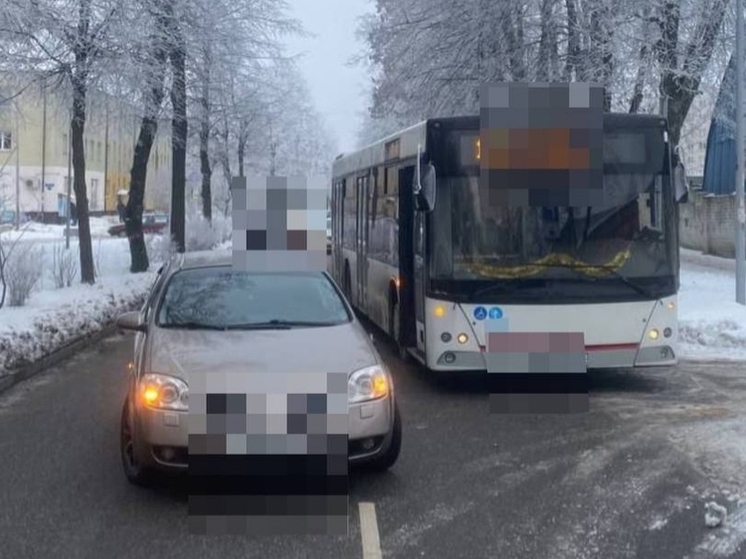 Автобус и Nissan столкнулись на улице Морозова в Калининграде