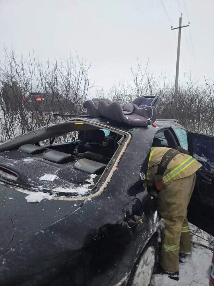 На трассе под Курском автомобиль съехал в кювет и перевернулся