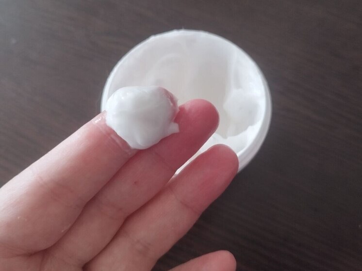 Праздничные застолья отражаются на состоянии кожи: избыток соли и сахара усиливает отёчность, алкоголь провоцирует обезвоживание и тусклость. Быстро вернуть коже свежесть помогают мягкие процедуры, которые можно выполнить дома из простых натуральных ингредиентов. Об этом рассказала в интервью «МК в Великом Новгороде» основатель бренда и онлайн-школы мыльный бутик Flower Story Светлана Усович.