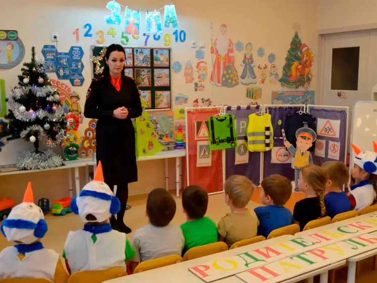 «Полицейский Дед Мороз» поздравил детей и напомнил о безопасности на дорогах