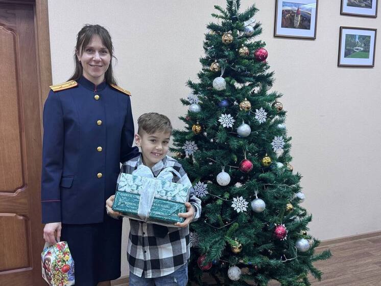 Псковские офицеры следственного управления исполняют детские мечты