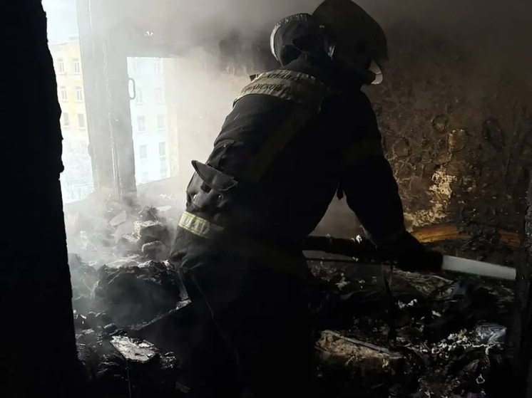 Пожарные спасли человека из квартиры на Лобова в Мурманске