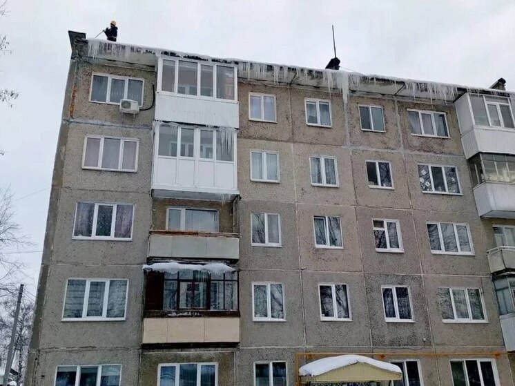 Жителям Уфы рекомендуют обходить стороной места возможного падения снега с крыш