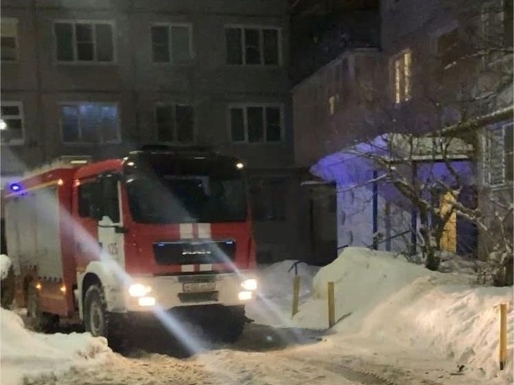 Спасатели в Архангельске освободили девочку, застрявшую в батарее