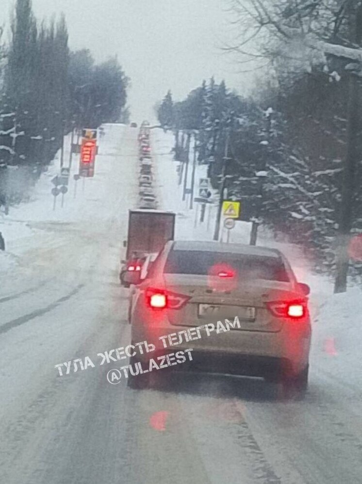 Огромная пробка образовалась на въезде в Щекино из-за застрявших фур