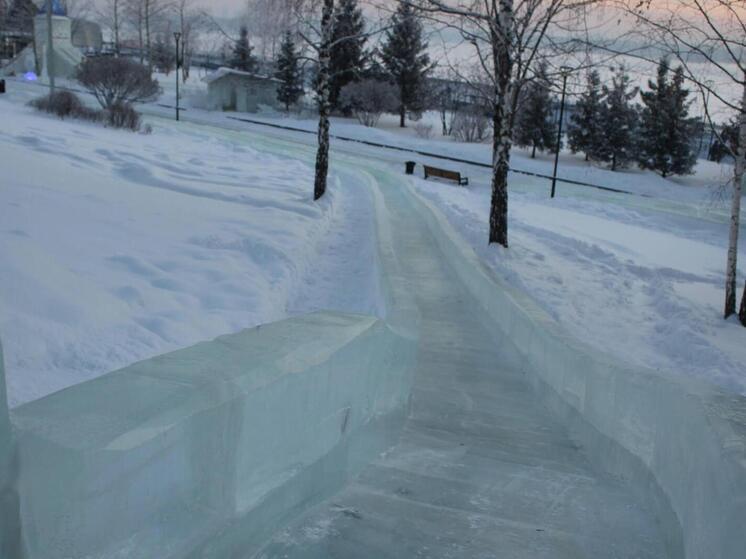 Омичам напомнили правила безопасности на горках и у рек