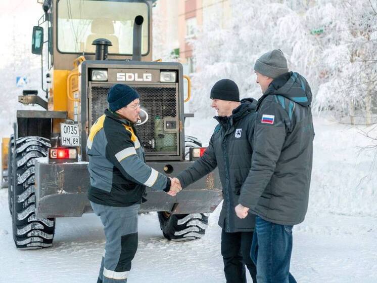 Алексей Титовский проверил уборку снега в Салехарде