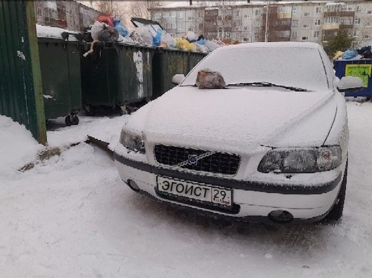 Власти Архангельска просят водителей не парковаться у мусорок