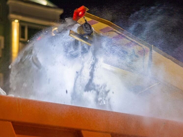 В Приуральском районе продолжается плановая уборка снега