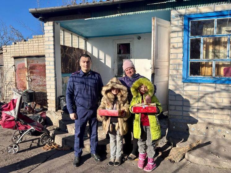 СК поздравил детей в Новотроицком округе с новогодними праздниками