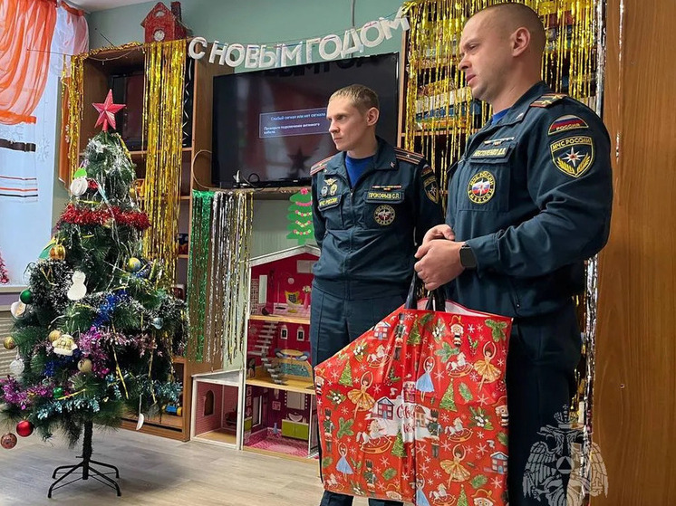 Пожарные волшебники подарили настоящую сказку воспитанникам Поддорского центра