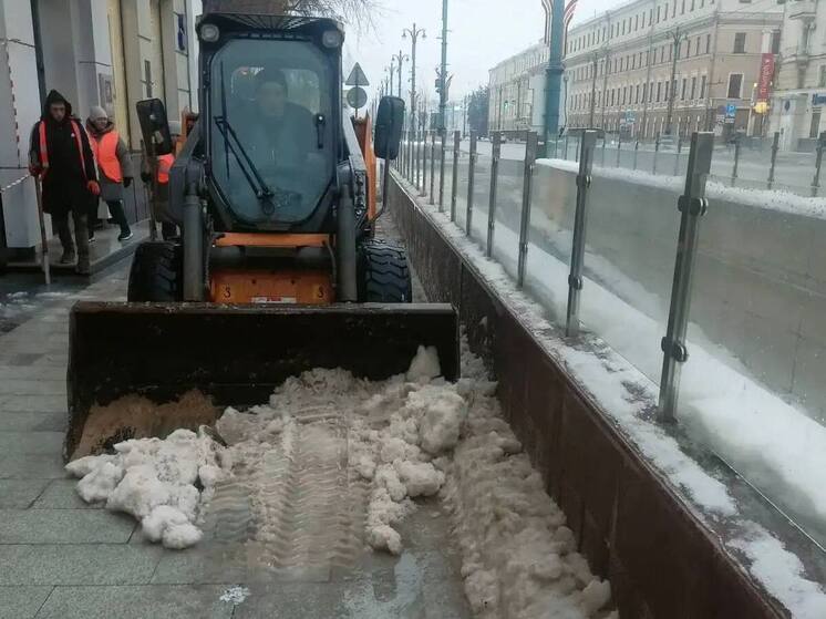 Коммунальщики без перерыва борются с гололедом в Воронеже