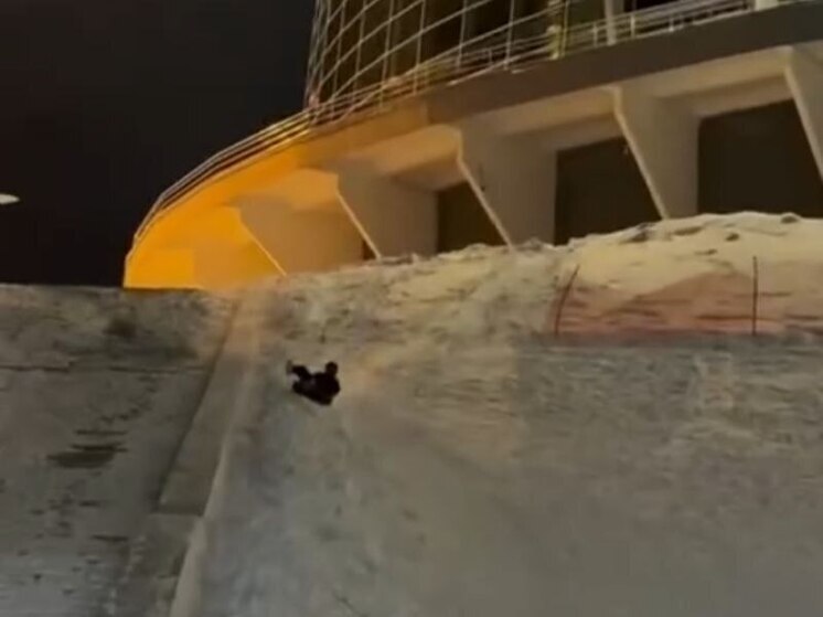 В Уфе мужчина на своем примере показал, как нельзя кататься на тюбинге