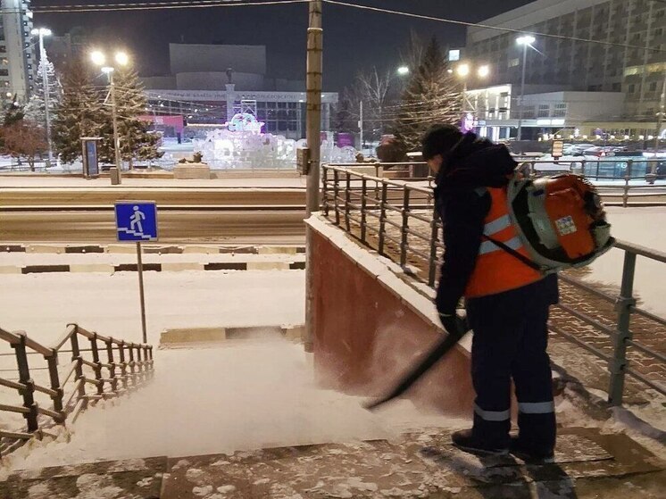 В Красноярске продолжаетсмя уборка улиц от снега