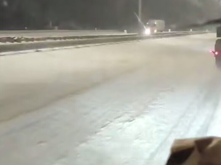 Обещанный МЧС "снежный армагеддон" уже начался на трассах в Подмосковье