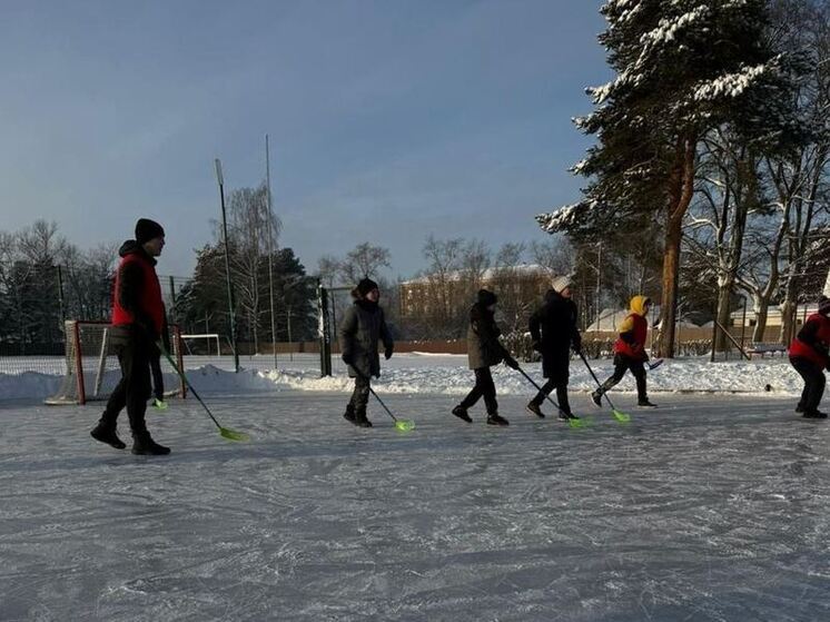 В Сясьстрое сыграли в хоккей в валенках
