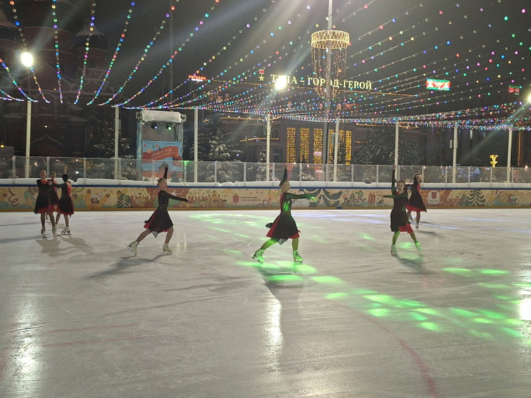 Мастера спорта и чемпионы выступили на льду Губернского катка в Туле