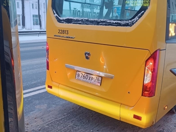 В Ярославле «поцеловались» два желтых автобуса