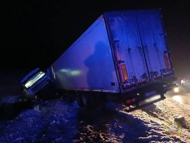 В Волгоградской области в ДТП фуры с УАЗом и легковушкой погибли 7 человек