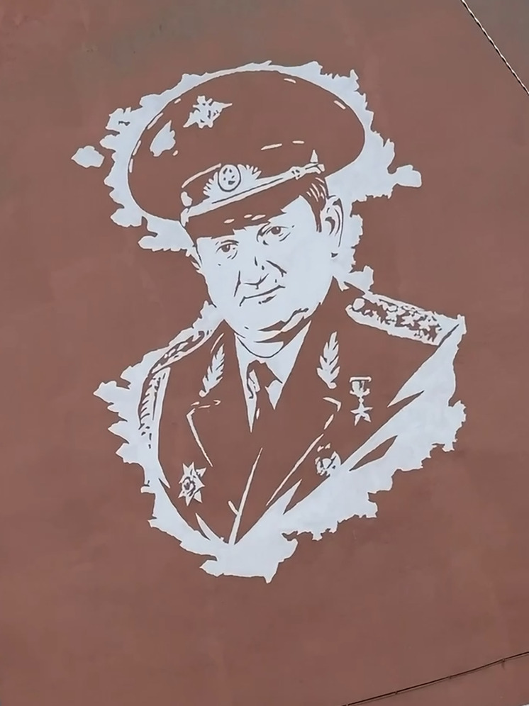 На фасадах школ Осетии разместили портреты героев