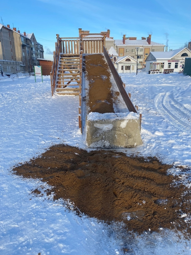 В Ярославской области повторилась история с заблокированной горкой
