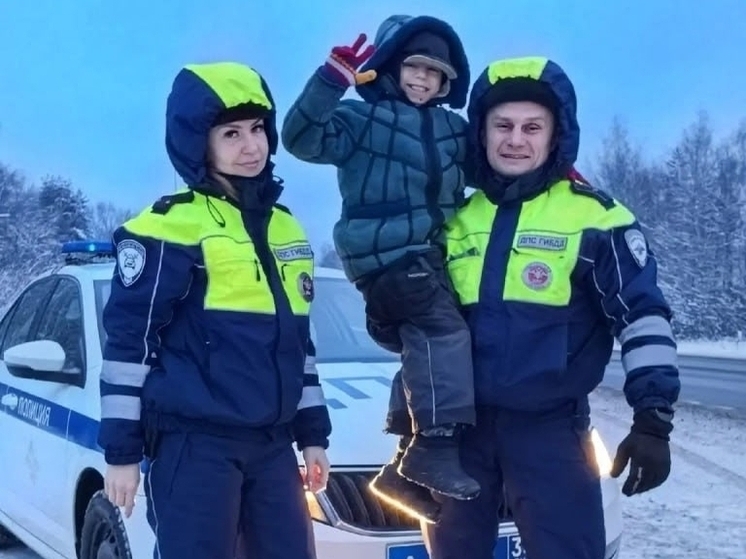 Вологодские сотрудники ГАИ помогли многодетной семье на федеральной трассе