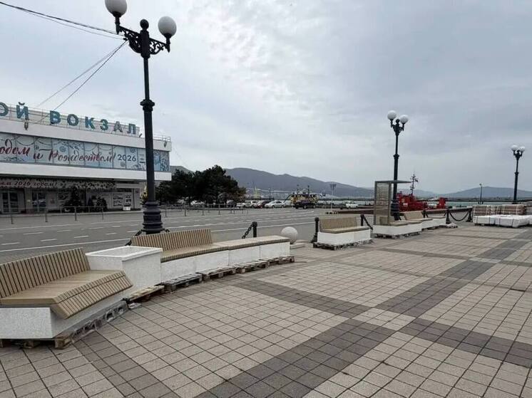 На набережной Новороссийска появятся новые скамейки и урны